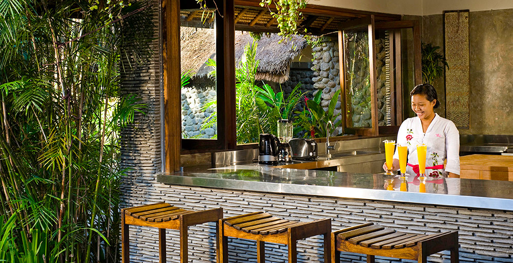 Villa Maya Retreat - Kitchen and bar with staff to serve your every whim